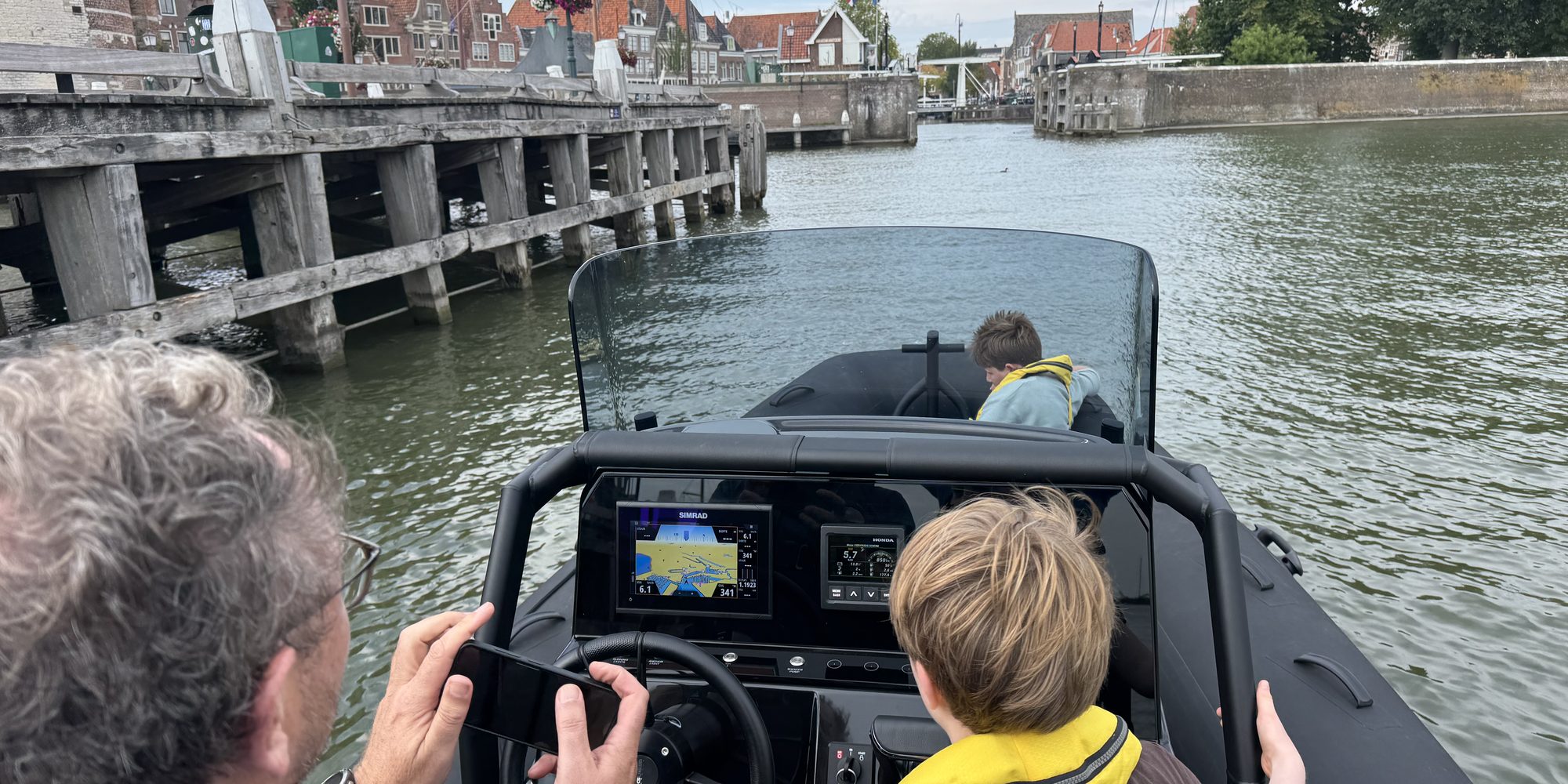 Onze RIB vaart de haven van Hoorn uit, met de historische kade op de achtergrond