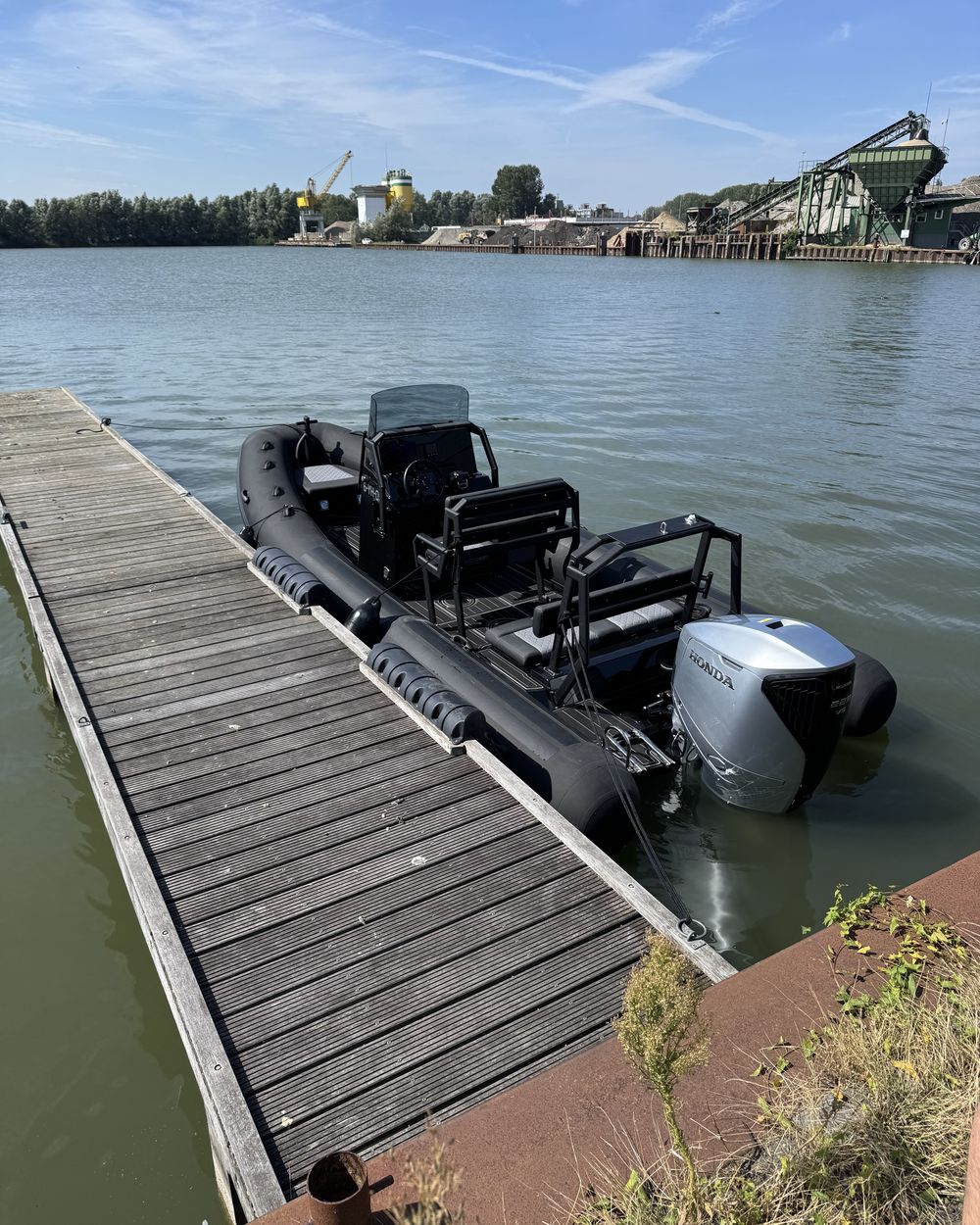 De RIB aan de aanlegplaats bij de Schelphoek