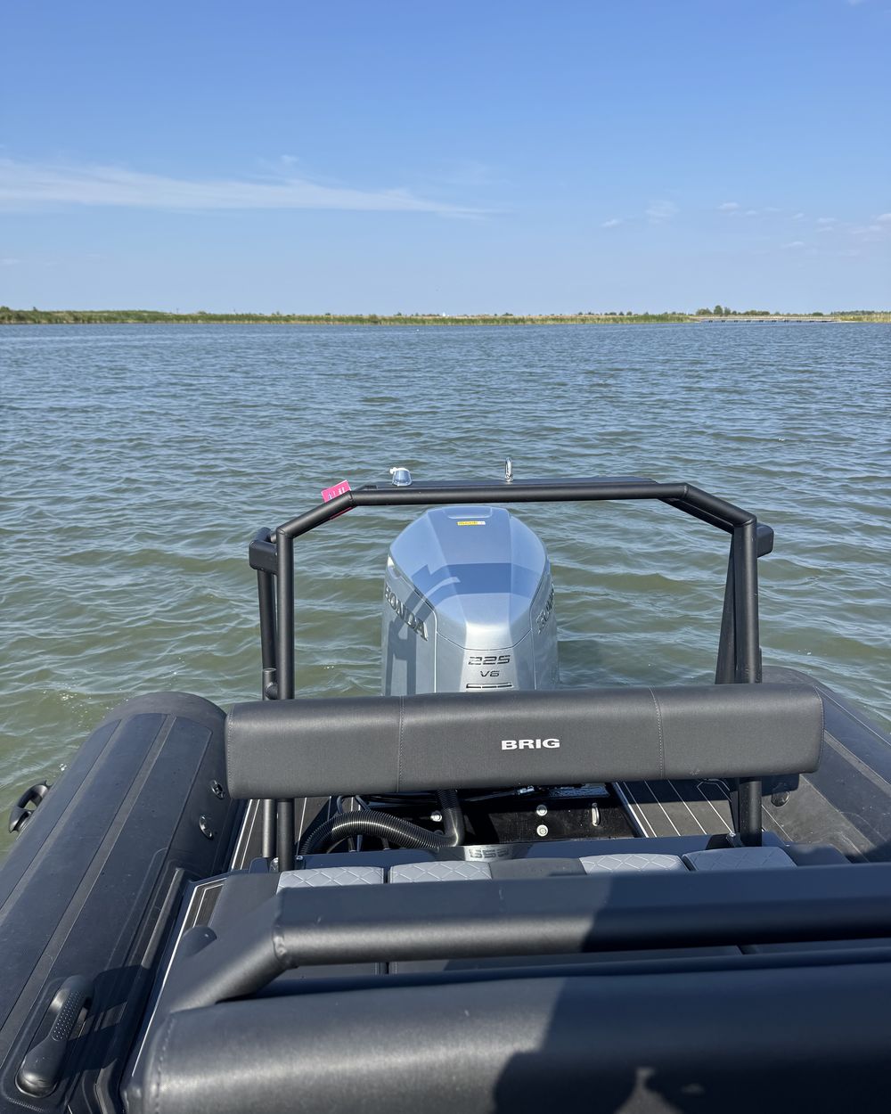 Uitzicht vanaf de achterkant van de RIB over het open water